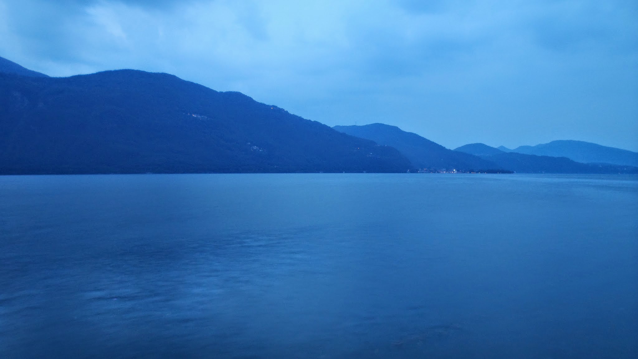 Vue sur le lac à la nuit tombante
